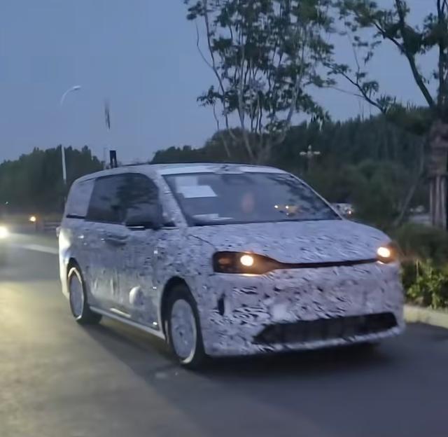 智界MPV曝光!基于E0X-L平台打造，进度快点，估计是鸿蒙智行首款MPV，提速