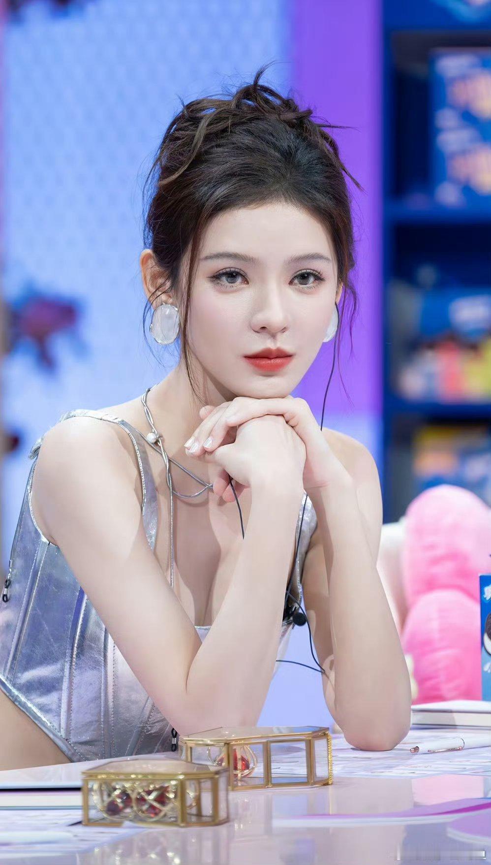 张予曦怼脸 好歹毒的镜头好美的脸谁来懂一下？真的巨美好吗 ​​​