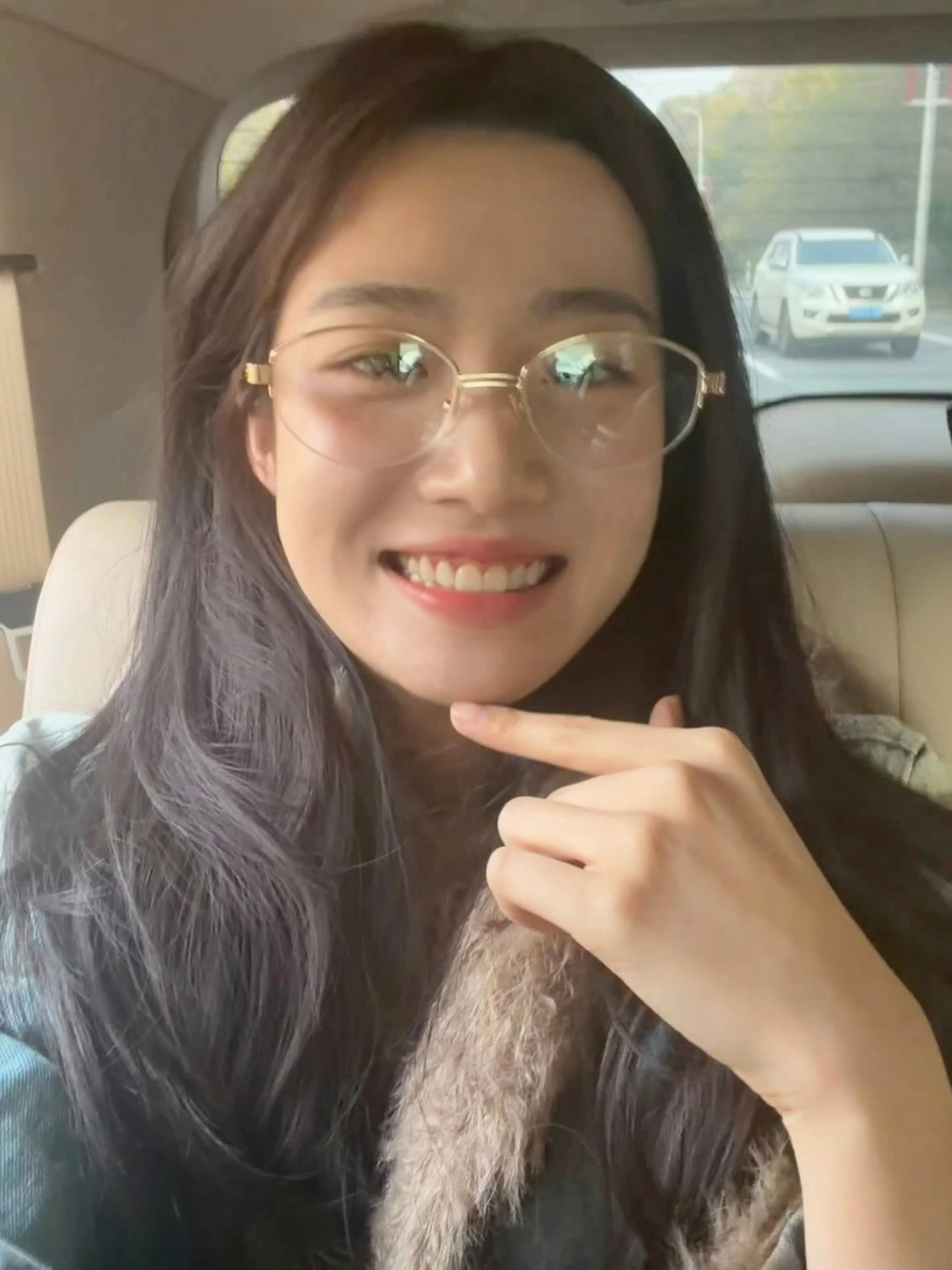 卢昱晓穿了破洞裤狂掉San 金丝眼镜杀疯！智性恋天菜实锤