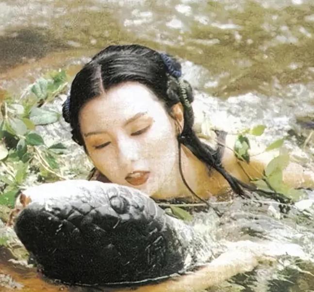 古时，一男子和小姨子在地里干活，小姨子突然拉住他的衣服惊恐道：“姐夫，这有个老鼠