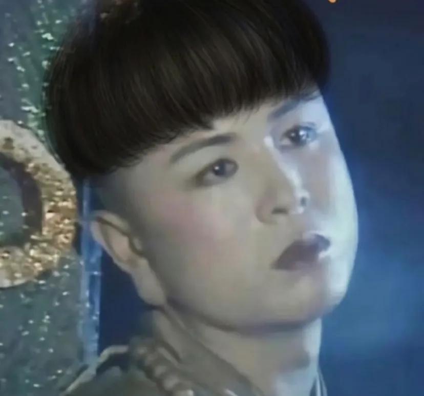 今早出门前，喷了香水。碰巧和领导……
今早出门前，你喷了香水，碰巧和领导乘一个电