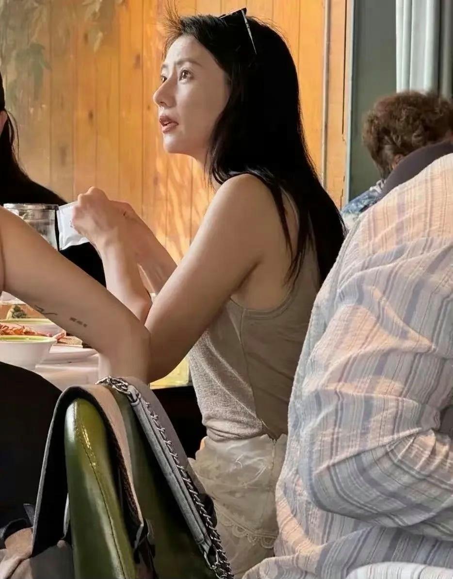 路人拍的高圆圆。居然都这么好看！ ​​​