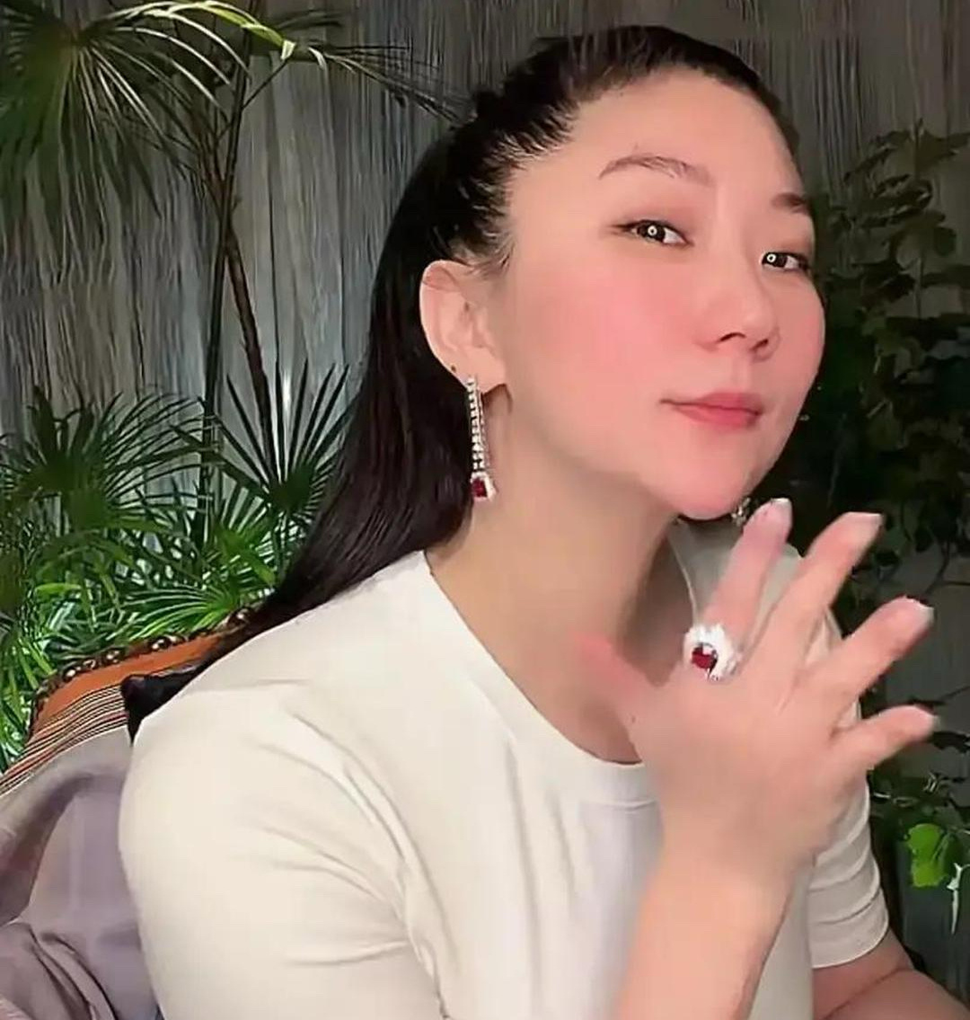 谢贤前女友Coco终于摊牌了，把86岁谢贤送的珠宝全亮了出来。 