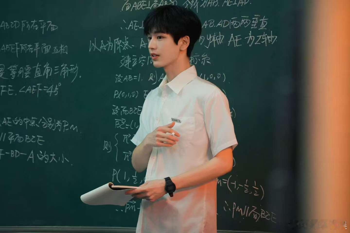张凌赫手拿粉笔张凌赫少年用勇气解答张凌赫手拿粉笔，少年用勇气解答题[太开心][太