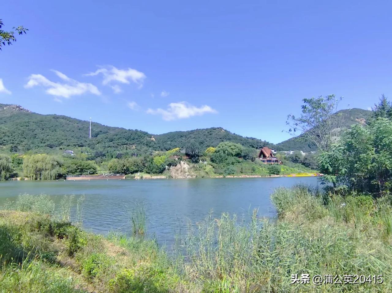 #秋日生活打卡#
又是一年秋分，我来到大连西郊森林公园，青山绿水，披上了秋的色彩