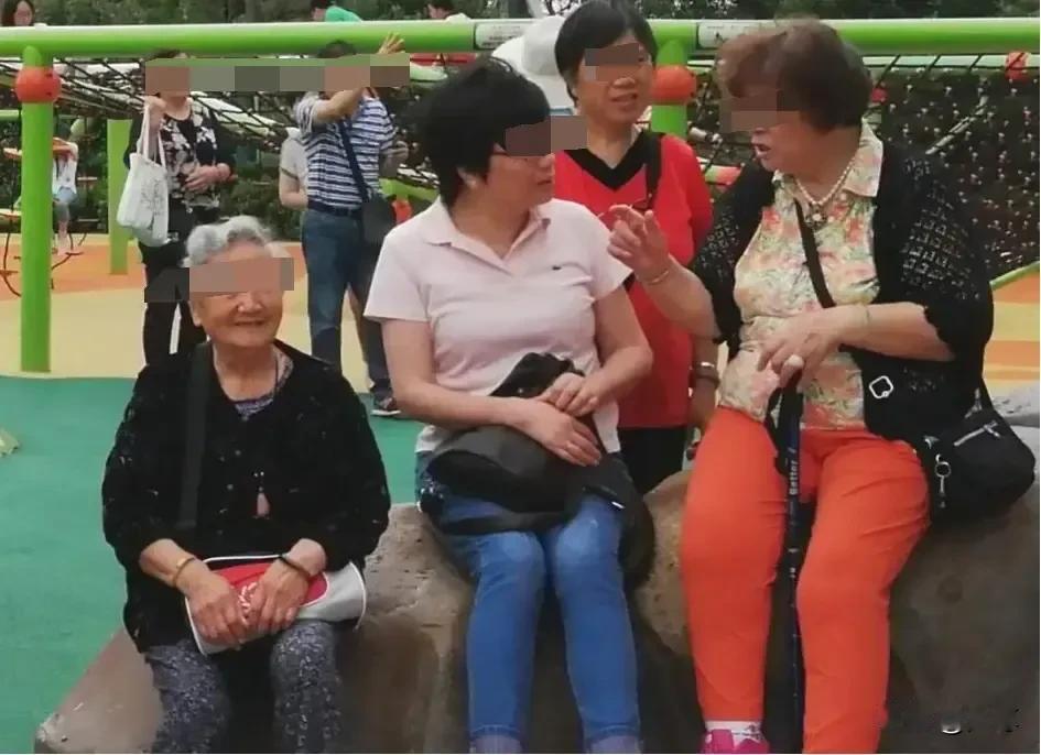 老太婆故意夹子音能有多上头！小区里有个老太婆，60来岁，天天推着一岁的孙子在小区