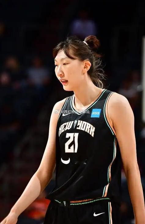 今日 WNBA 赛场，韩旭交出 6 分 7 篮板的数据。这看似平平无奇的单场发挥