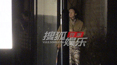 章子怡素颜遛狗在等她大粉视频 谁来懂懂我特别可爱的姨 