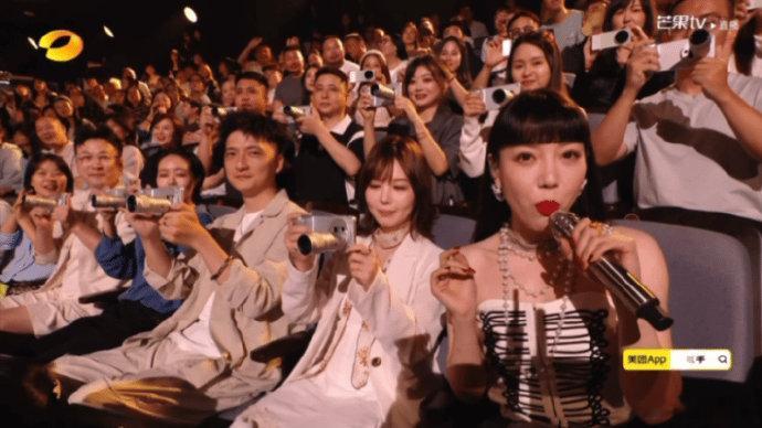 不行就让吴莫愁上去唱吧歌手别轮空了让吴莫愁上去唱吴莫愁可以补位歌手 轮空吴莫愁都