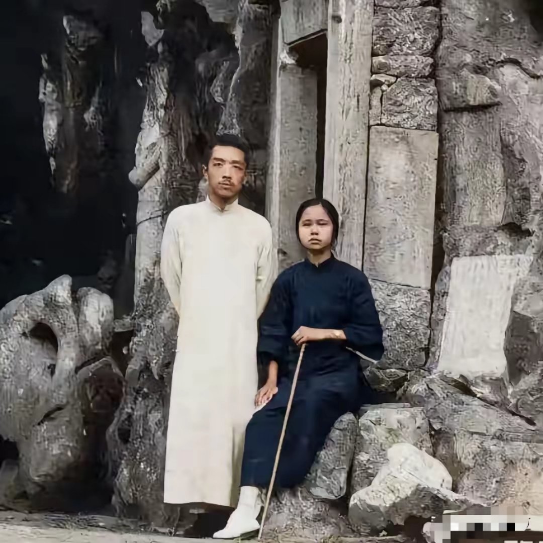 胡适与表妹曹诚英出游的情景。历史