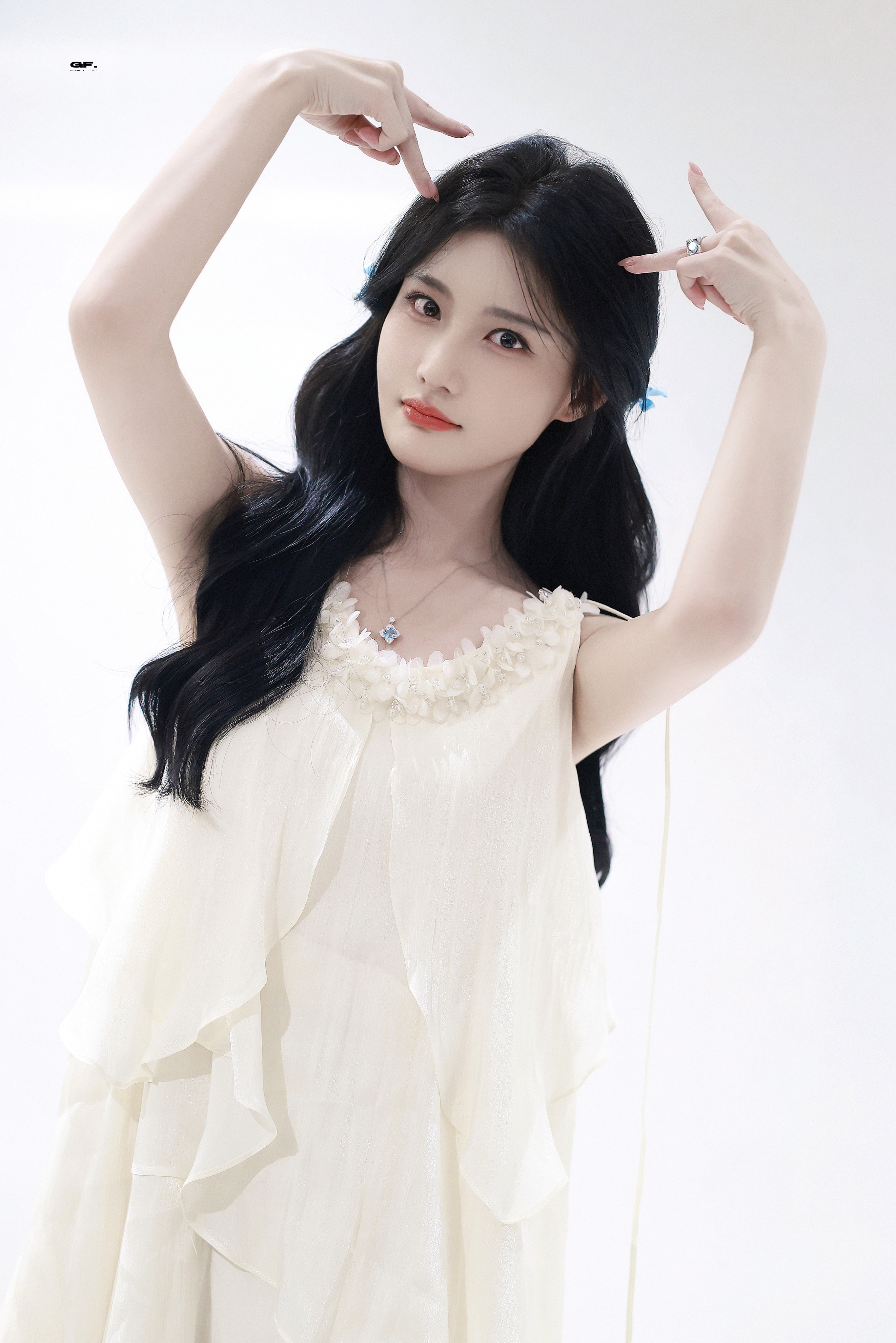 陈意涵 . 浅梦白裙，解锁少女的松弛感 
