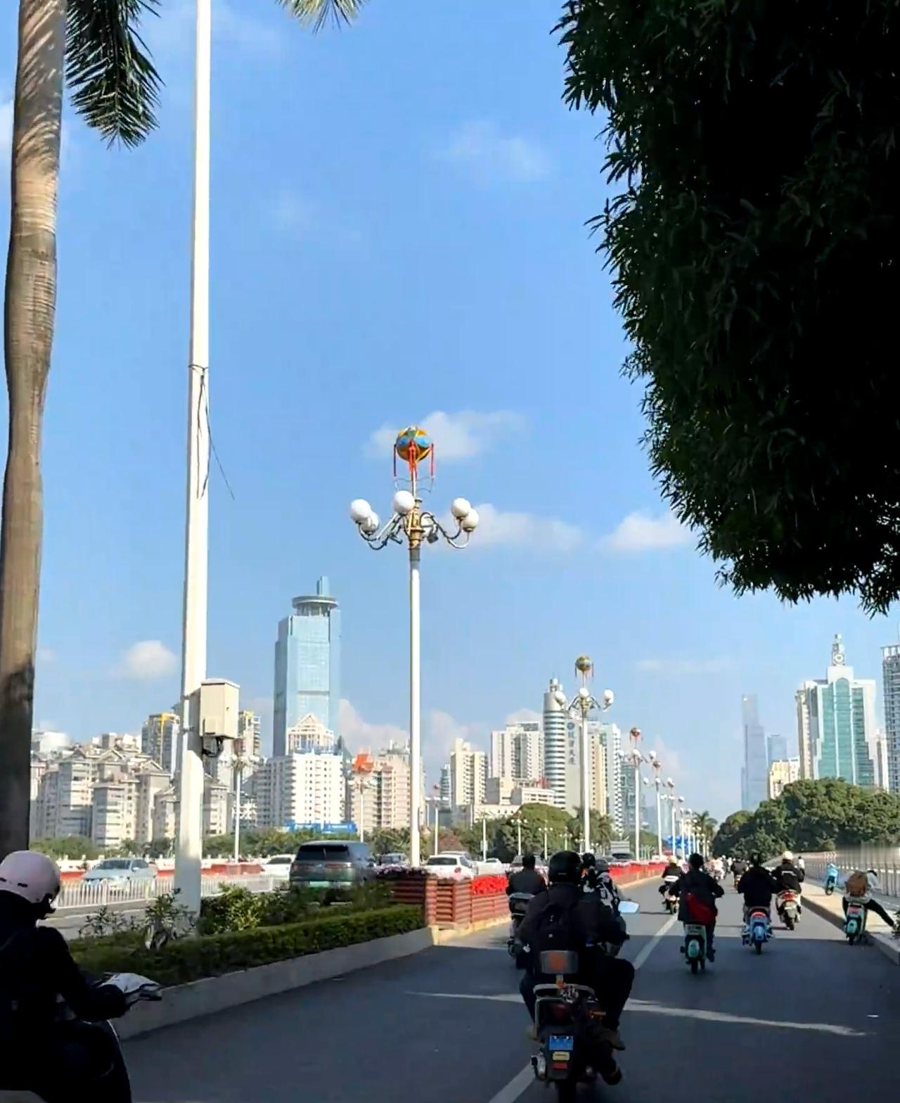 严重怀疑南宁在南半球啊！！！！
冬至了跟夏天似的，鸟语花香
还有汪苏泷演唱会在南