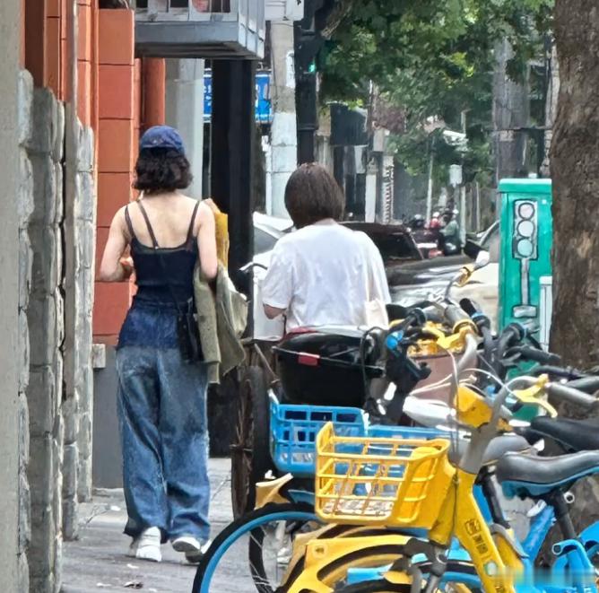 上海逛街偶遇了赵丽颖赵丽颖吊带肌肉线条赵丽颖吊带肌肉线条！什么时候都是自律的大美