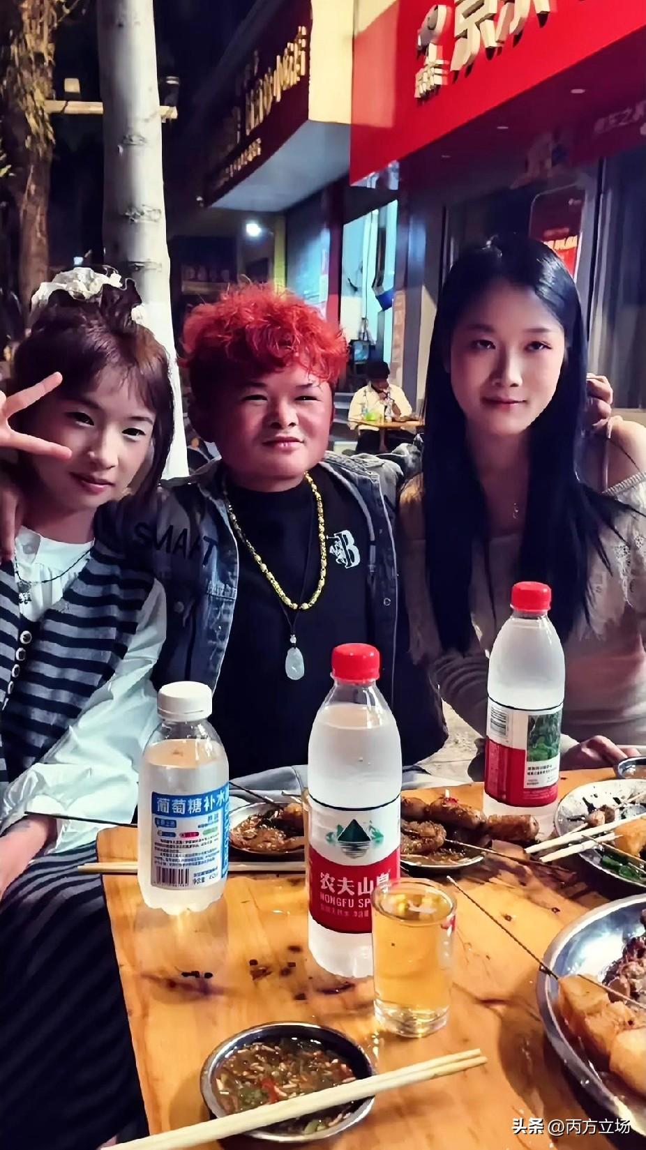 左拥右抱，小马云范小勤现在都这排面了？他染了一头红发在大排档撸串，左右两边各坐一