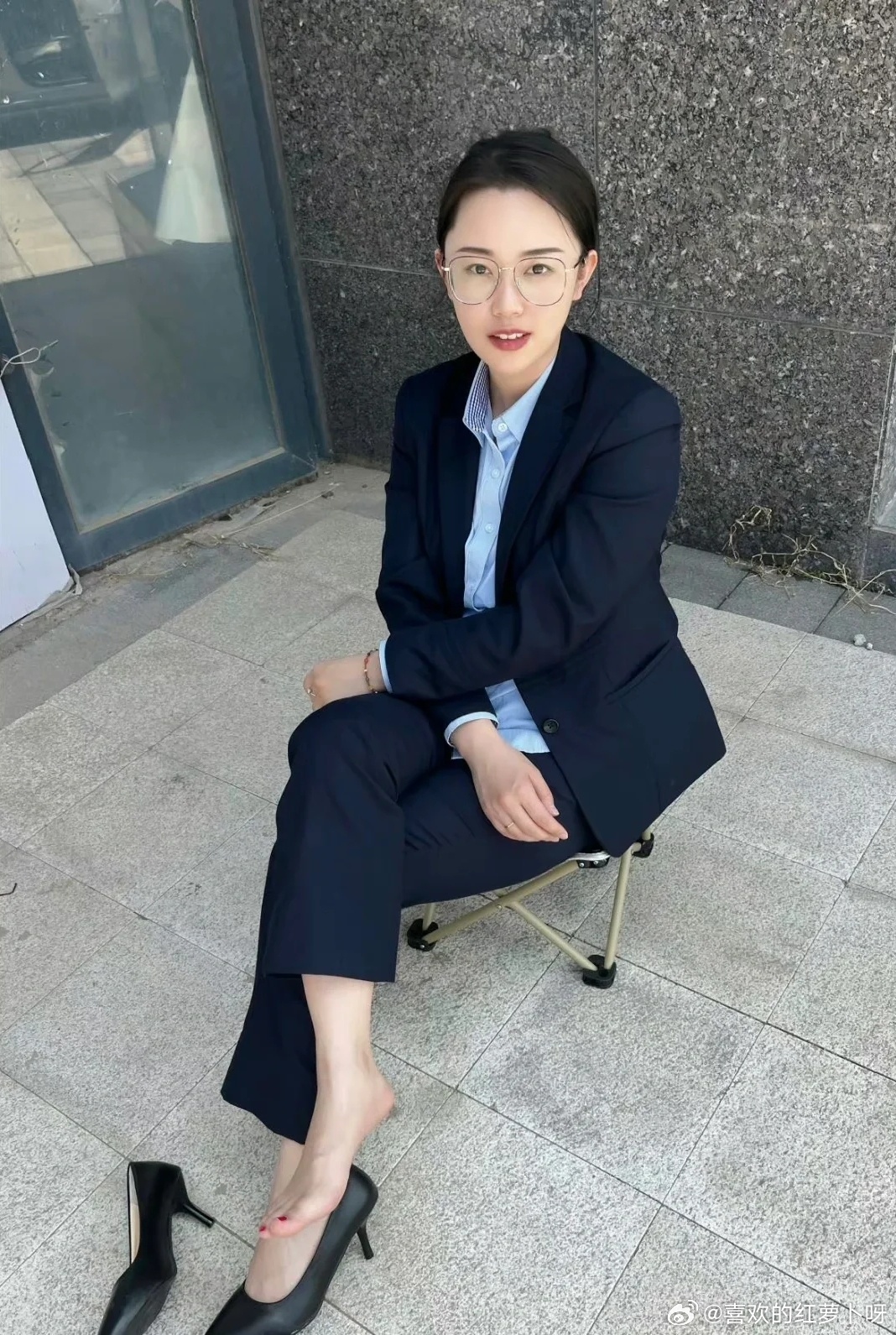 高跟西服职业装，戴上眼镜太显知性 ​​​