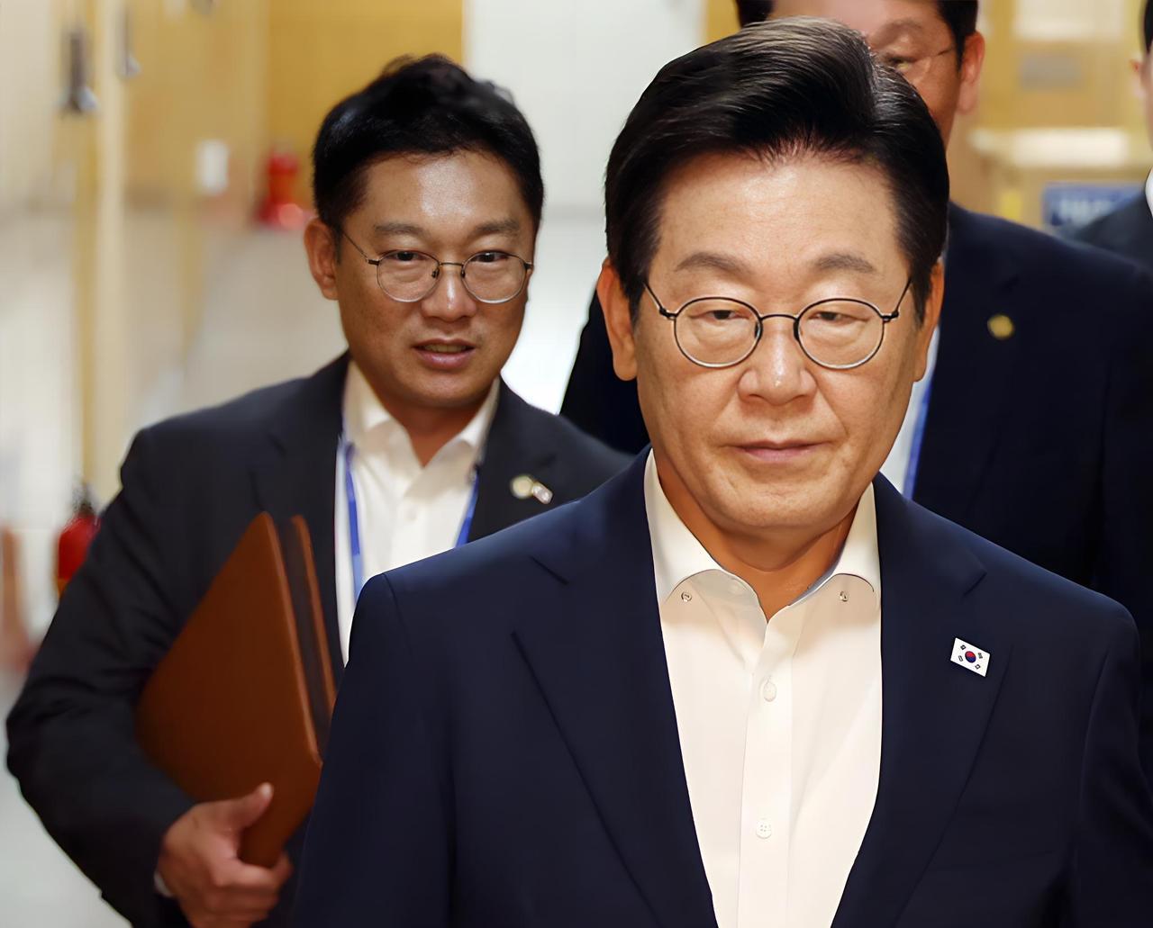 弱国无外交，潦草接机，端坐的小身板，谄媚特朗普，被公然要求驻韩美军基地的土地权，