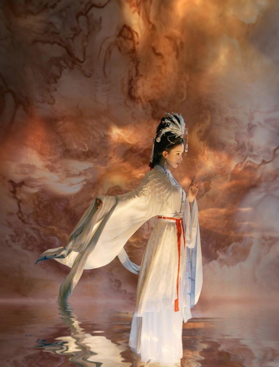 感觉陈瑶这个嫦娥仙子的造型虽然好看，但是脸庞和身子都过于单薄，有点撑不起这个造型