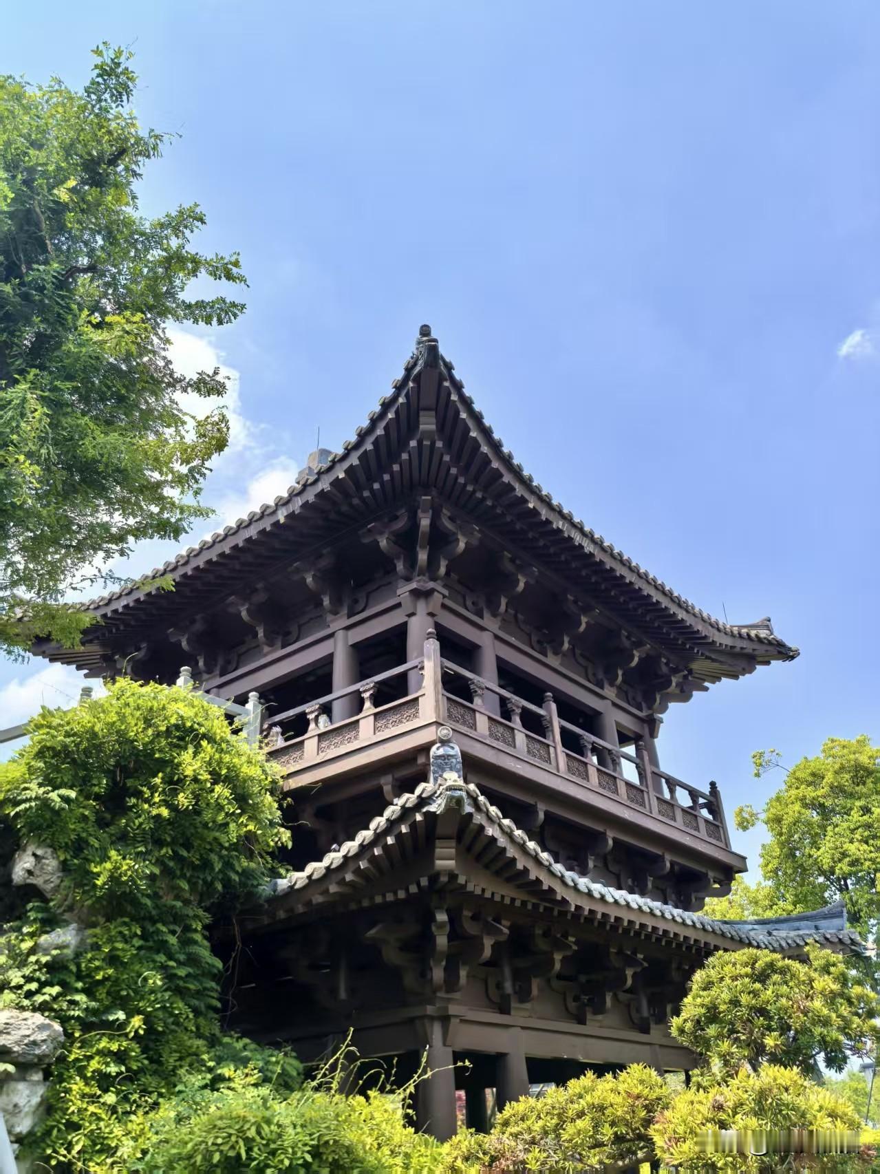 都市里的世外桃源——【易园】
紧邻【金牛坝宾馆】旁，有一座古色古香的现代园林，巧