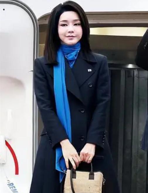 尹锡悦这下也很难不高兴了，自己连总统名誉都快被李在明薅了，没想到自家第一夫人倒是