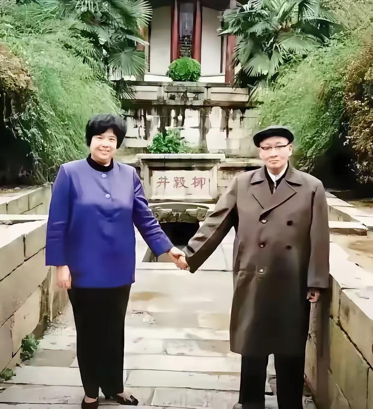 在毛岸青心中，妻子邵华永远如同邻家妹妹一般，可爱又善良。

邵华一家合影照 邵华