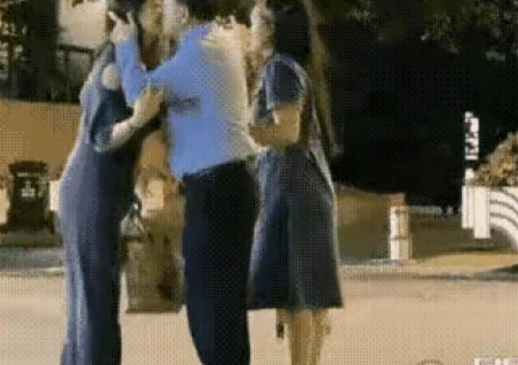 又一胆大的， 夜晚街头，一名醉醺醺的老男子被两名女子前后护送，画面本就够戏剧。没