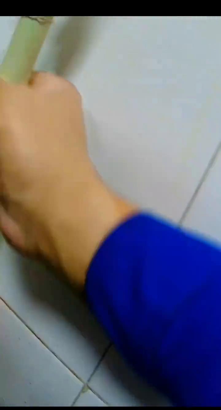 换阀门，坑在当初装的时候没留手。
管子卡死，扳手都伸不进，硬上只能拆墙。
人家用