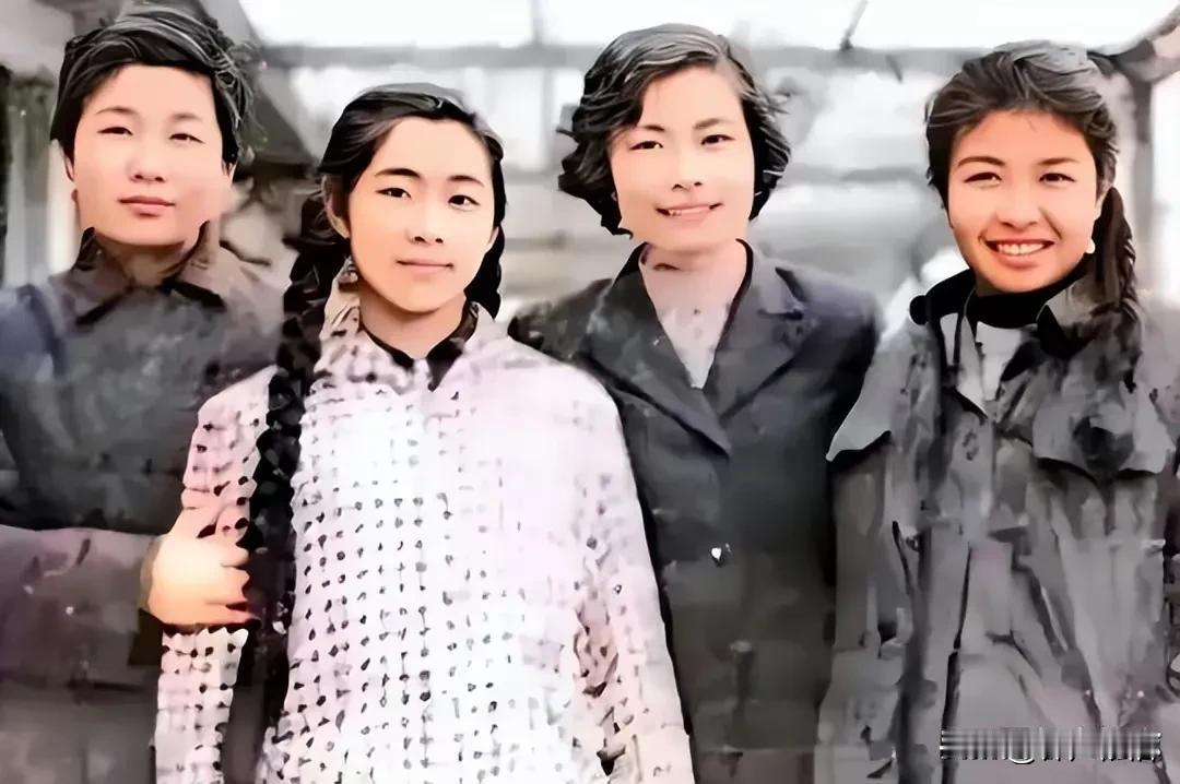 四朵金花，开国将帅们的小棉袄。
左一：伟人毛泽东的心头肉一一李讷；
左二：战神林