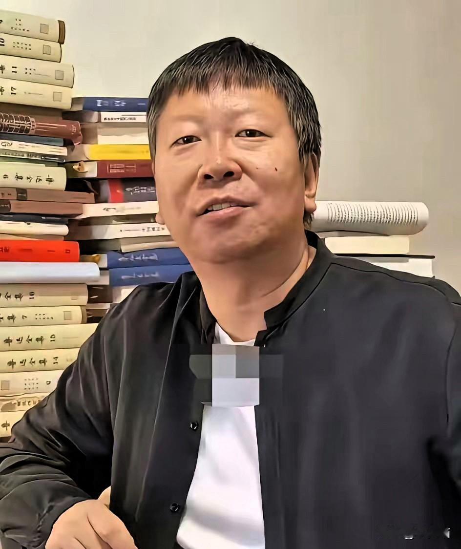 真的很难理解秦晓宇的创作思路，
居然直言监狱是电影创作的蓝海。放着无数温暖正向的