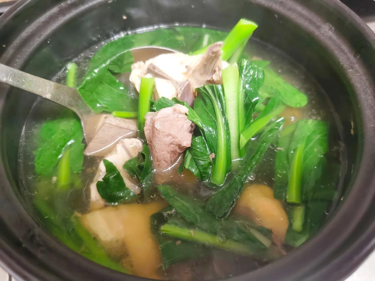  两人食晚餐，两菜一汤，营养清淡，在家轻松搞定，好吃不浪费。
✅菜心猪心鸡汤
✅