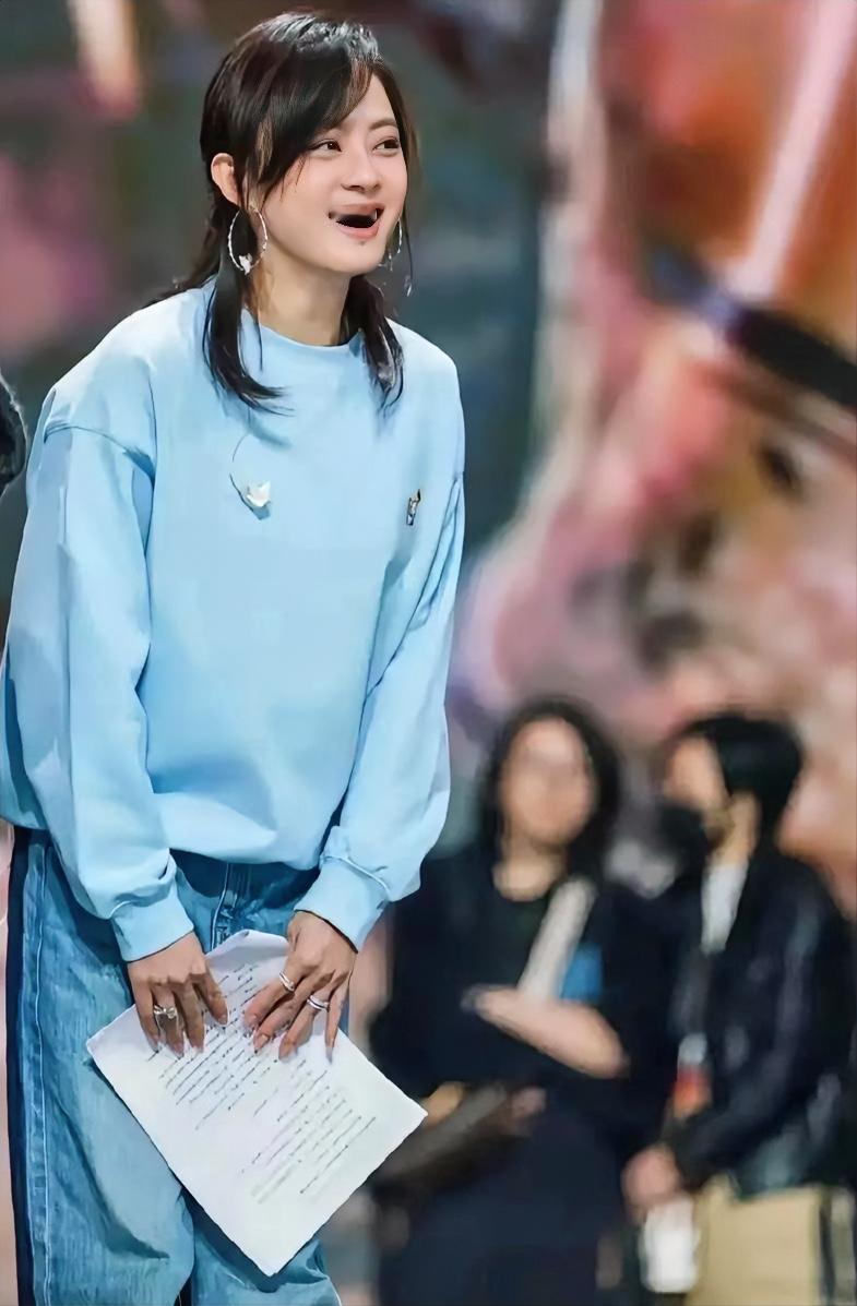 孙俪春晚彩排造型出圈！半扎丸子头清新减龄，颜值气质双在线，比短发更有灵气。

一