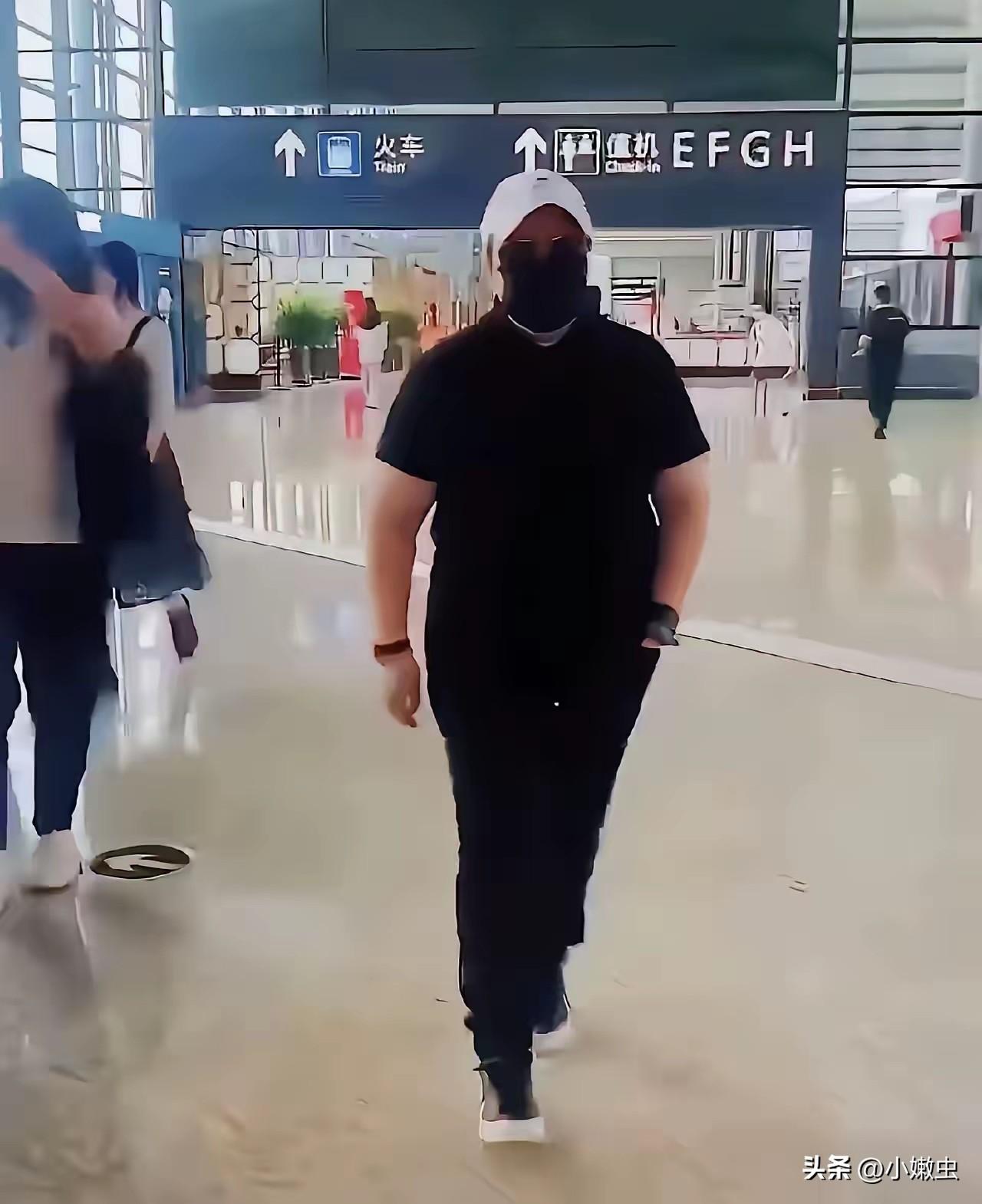 韩红现在应该是低调行事。
越低调越好，现在她最怕就是别人力挺她。
韩红过几年就很