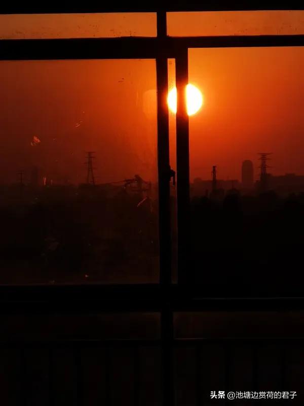 看到“窗前几度夕阳碎”这个上联，瞬间感觉画面感满满。窗前，夕阳的余晖破碎洒落，有