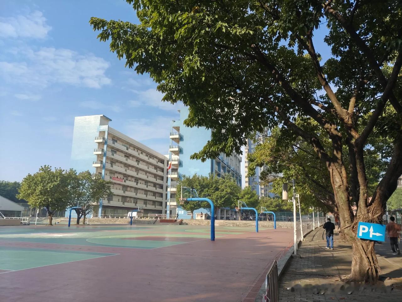 晒图笔记大赛冷空气来临之前的广州，空气也显得比较干净，露出这蔚蓝色的天空，感觉相