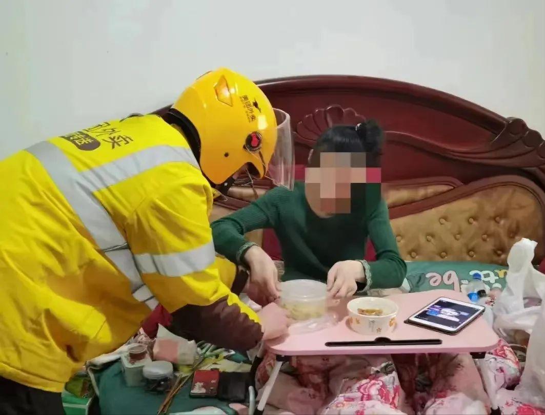2018年，21岁外卖小哥接到一个订单，订单备注“别放门外，请敲门送进来”，当他