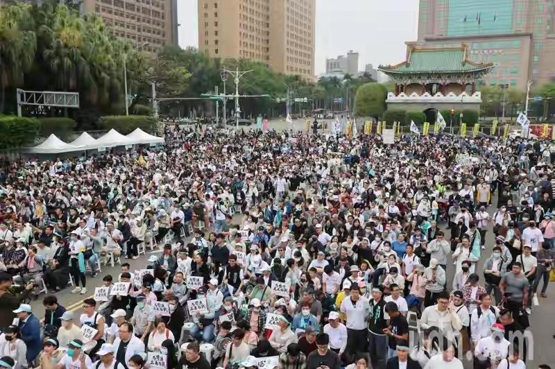 柯文哲涉京华城案3月26日一审被判入狱17年、褫夺公权六年。民众党号召支持者29