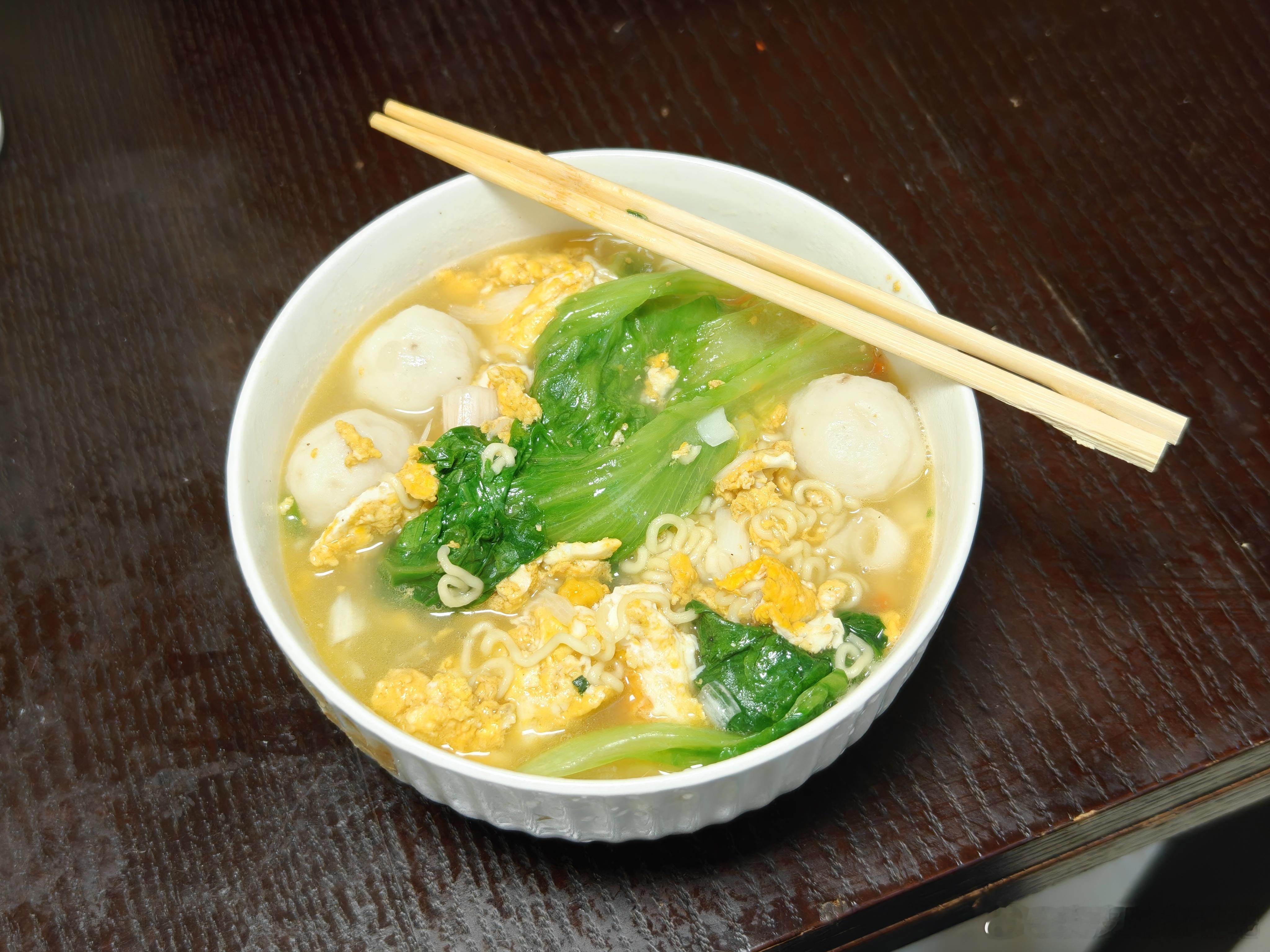 所谓的山珍海味，我也算尝过不少了，但真心比不过睡前的这碗面，因为「平平淡淡才是真