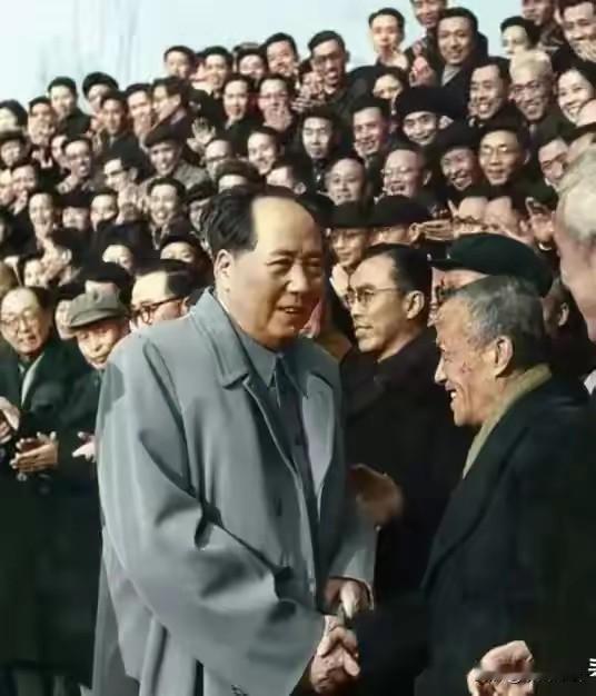 “医院不能为金钱服务，不能为特权服务，必须救死扶伤，实行革命的人道主义。解决农村