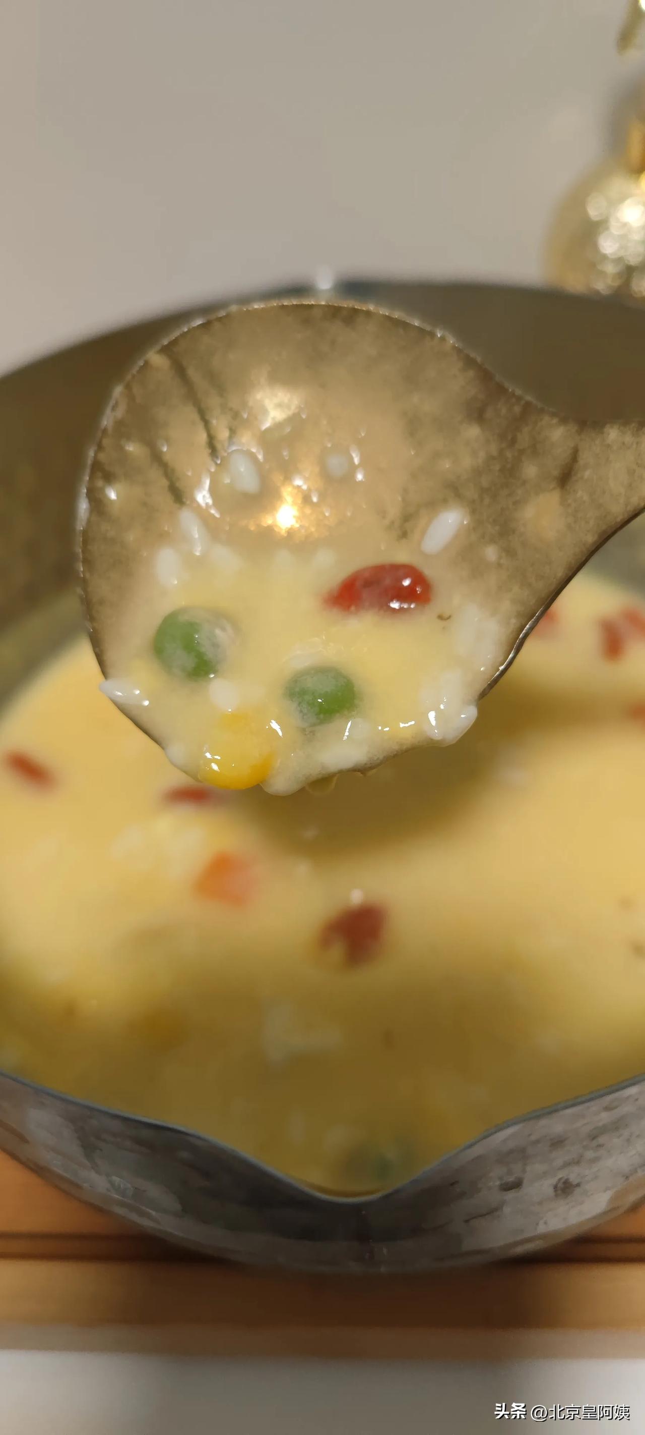 【81岁老饕的晚餐哲学：一锅炖了，营养全收】

今儿晚上，本大厨亲自下厨——醪糟