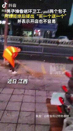 “心酸！”江西，凌晨五点的城市还在梦乡中，街边早餐小摊的灯已经亮起来了。卖包子的