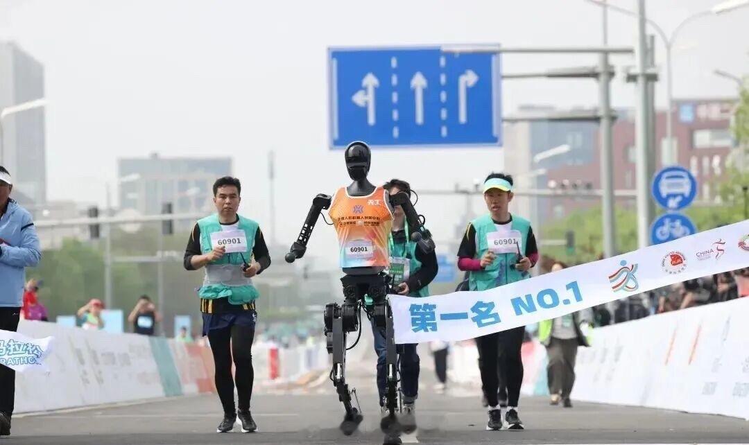 2026 北京亦庄人形机器人半程马拉松开启报名。本次赛事将首次采用 “人机共跑”