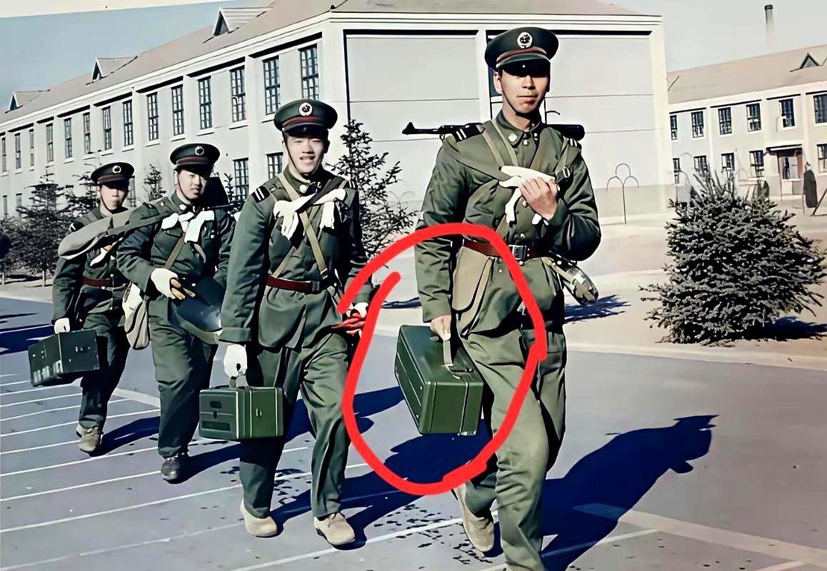 有没有当过兵的朋友？
你们看看，战士手里拿着这个东西，很多人第一眼还真不一定认得
