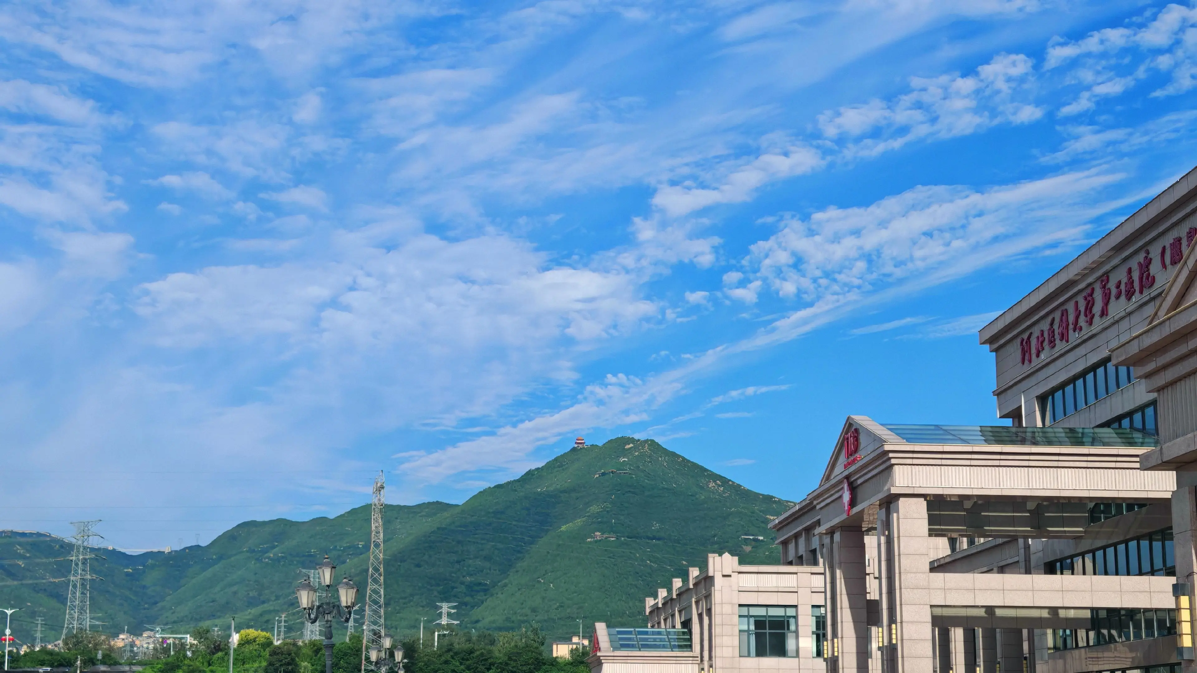 忙碌之人，无暇评说他人；生活优渥者，无意计较外界评价。人生不过一场旅程...