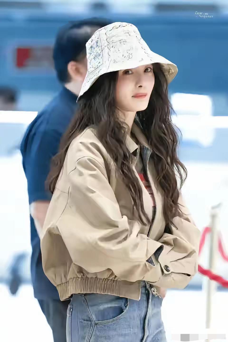 杨幂真的是39岁了吗？
为什么她这个年龄该有的一样都没有，
没有身材走样，也没有