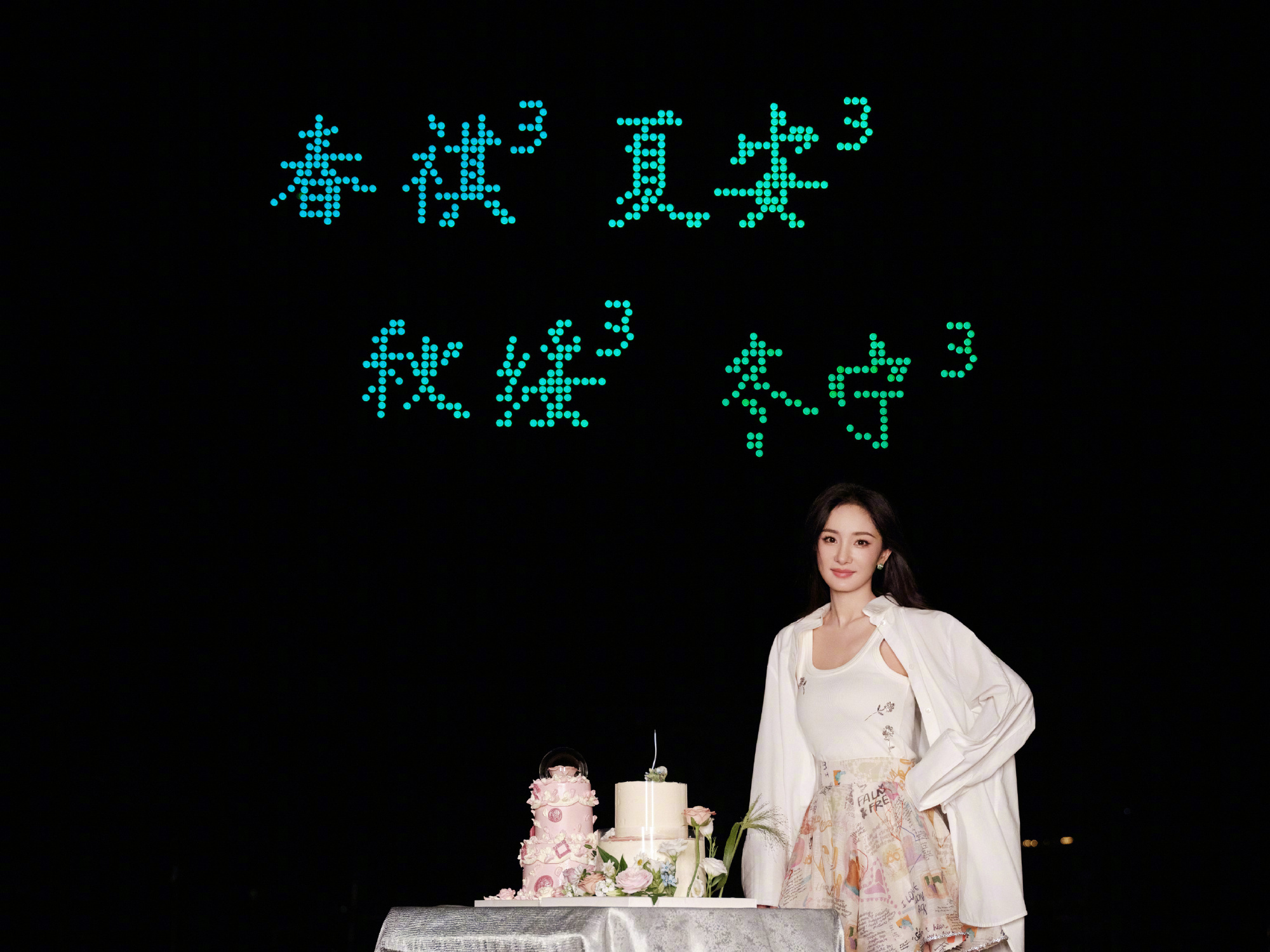 #杨幂生日烟花照# 从这组生日烟花照中，再次看到了杨幂和蜜蜂们的双向奔赴，满满都