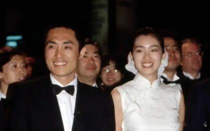 所以即使张艺谋长期做幕后工作，偶尔参加活动才露面，也算低调内敛，但私生活八卦也是