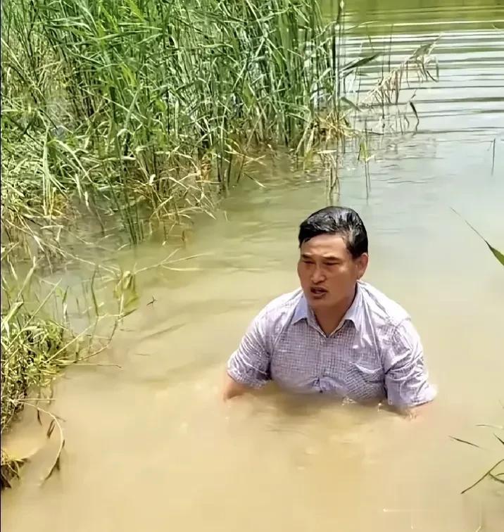 大衣哥朱之文真是接地气，虽然他商演不断，也成了全国都知道的大名人，而且还赚了不少