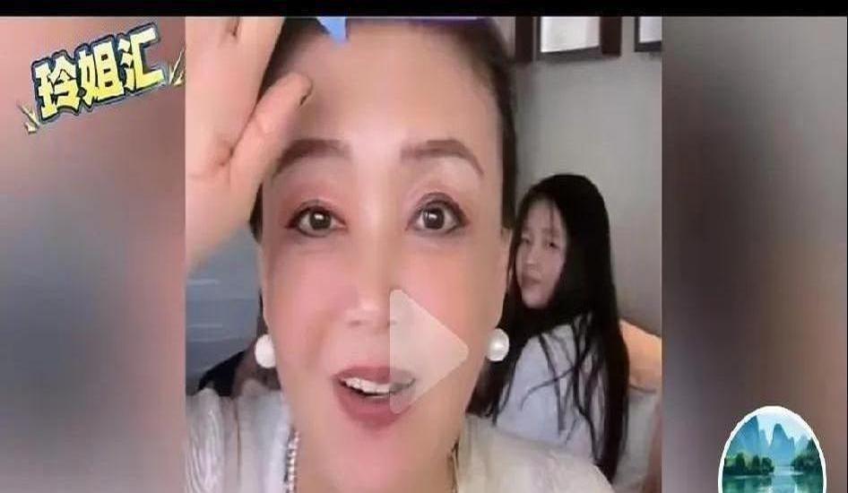 汪小菲最近靠亲子互动打了个漂亮翻身仗！他直播时一句“亲一下”刚说完，女儿马上对着