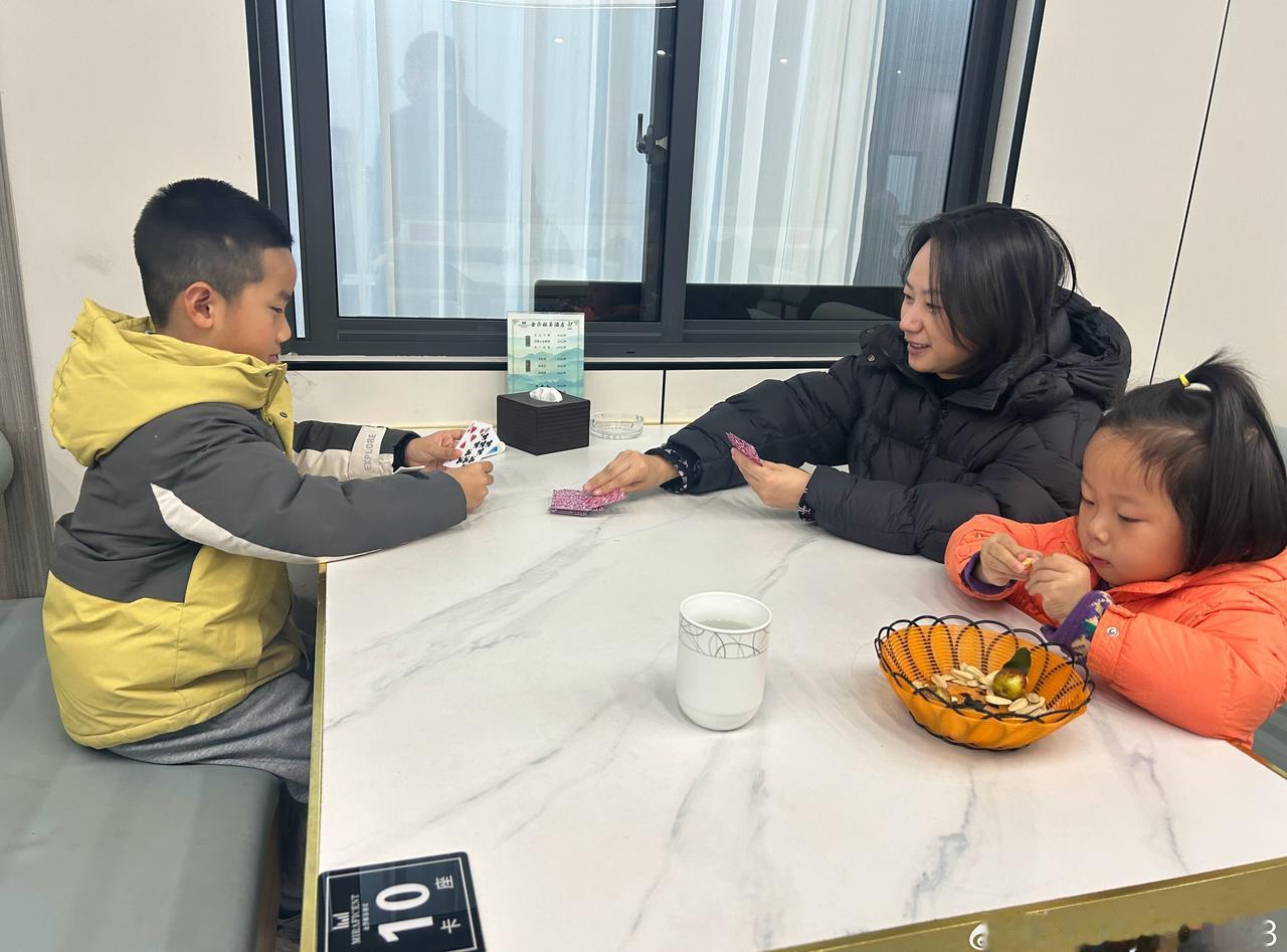 哥哥前段时间从朋友家学来玩纸牌，上个月玩过一次，上周末也陪着玩了一次。队友承诺他