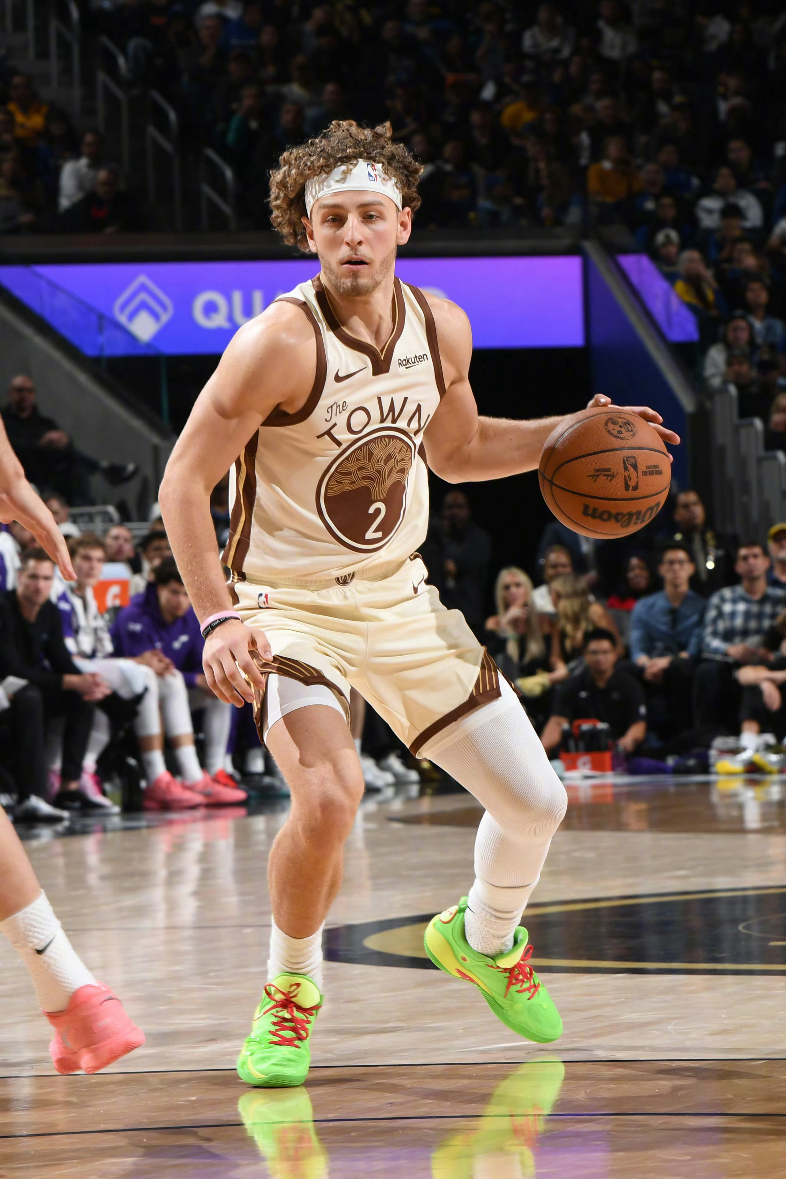 今天训练结束后，勇士主教练史蒂夫-科尔谈爱徒波杰姆斯基：“当球流畅运转、他能带动