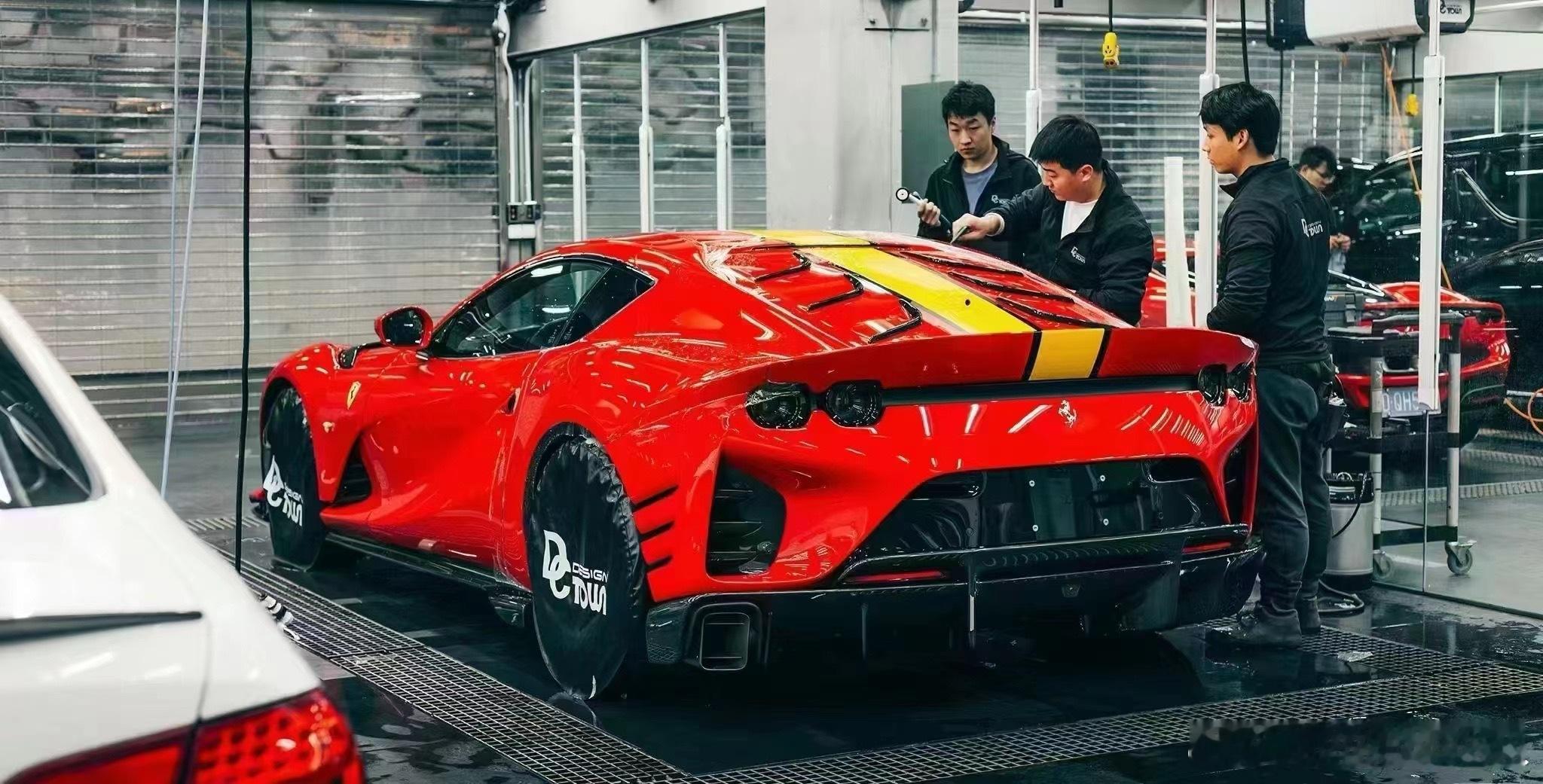 法拉利812C 红黑 300km，已上牌 ​​​